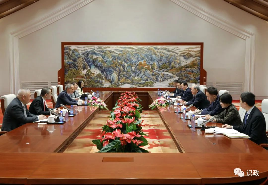 尹力會(huì)見(jiàn)法國(guó)施耐德電氣集團(tuán)董事長(zhǎng)兼首席執(zhí)行官.png