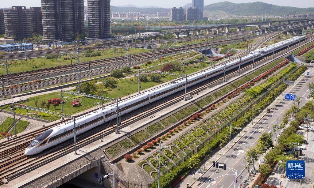 復(fù)興號(hào)動(dòng)車組列車行駛在京滬高鐵南京市境內(nèi)（2018年4月9日攝）。新華社發(fā)（蘇陽 攝）