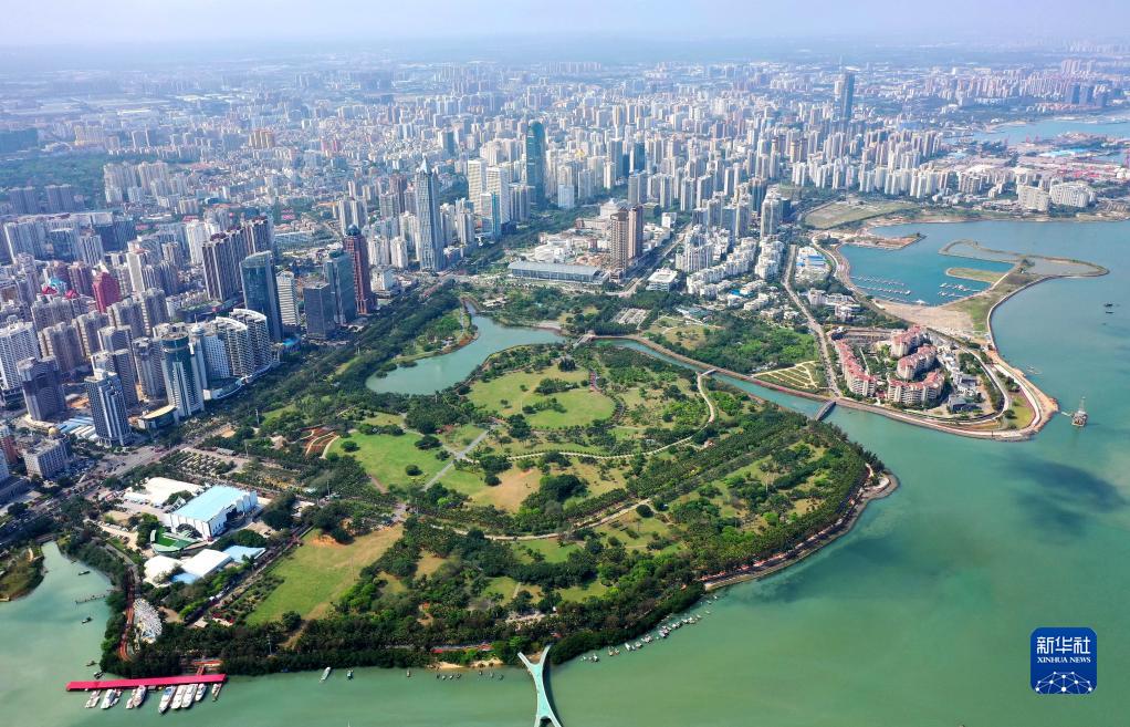 這是海南省海口市濱海城市景觀（3月18日攝，無人機(jī)照片）。新華社記者 郭程 攝