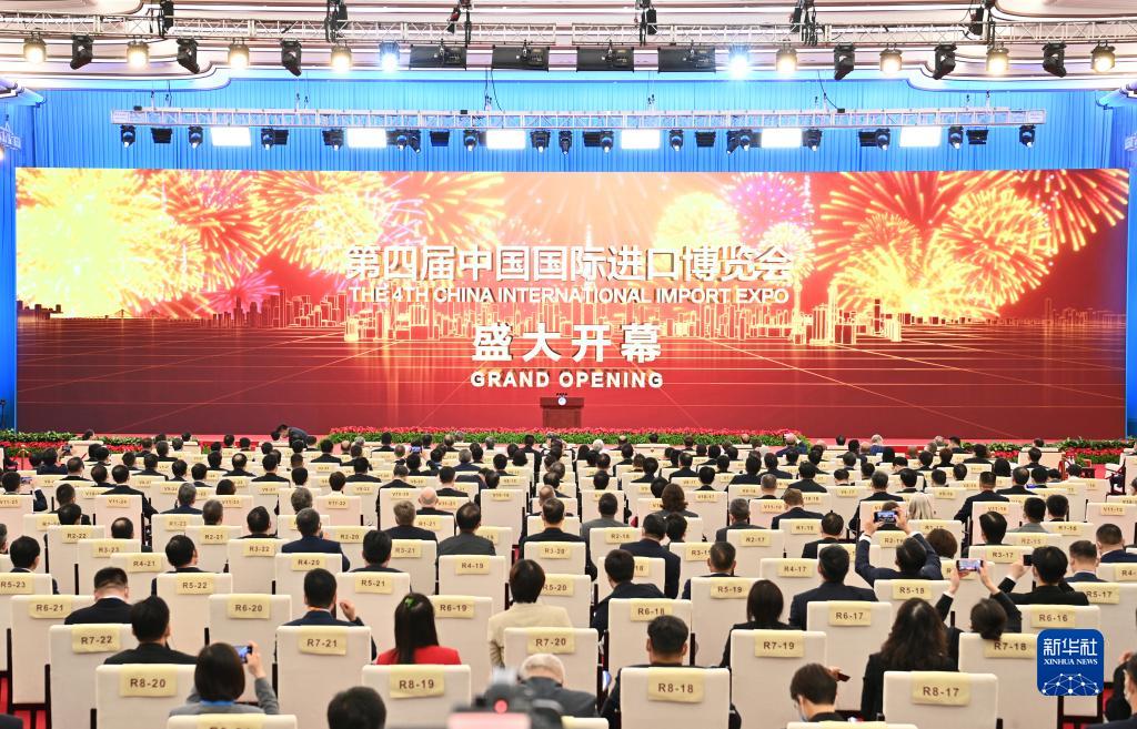 11月4日晚，第四屆中國國際進(jìn)口博覽會(huì)開幕式在國家會(huì)展中心（上海）舉行。新華社記者 李響 攝